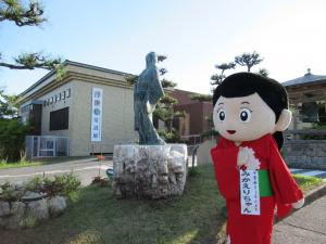 菱川師宣記念館と鋸南町のマスコットキャラクターのみかえりちゃん