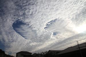 穴あき雲の間から氷の粒が舞い降りる
